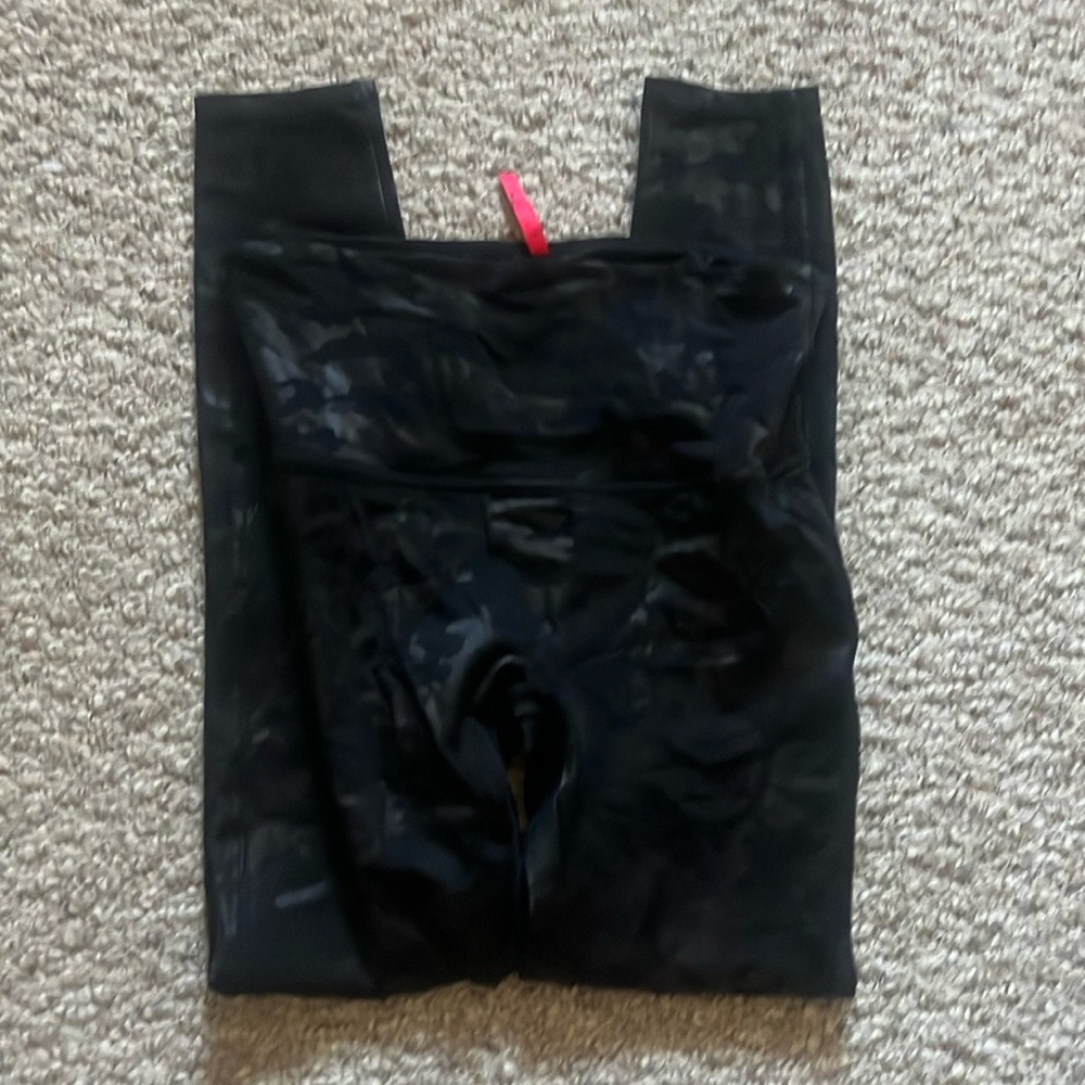 Spanx faux leather camo legging size L
EUC